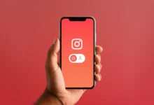 Instagram işletme hesabından kişisel hesaba geçiş butonunu gösteren telefon görseli