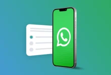 WhatsApp'ta anket nasıl yapılır konusunu simgeleyen telefon ve anket listesi görseli