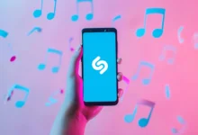 Akıllı telefon ekranında Shazam logosu ve uçuşan müzik notaları illüstrasyonu.