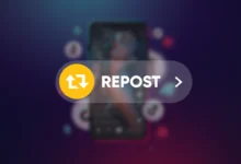 TikTok Repost özelliğini temsil eden; üzerinde çift ok simgesi bulunan sarı ikon ve video paylaşım butonunu gösteren dijital grafik.