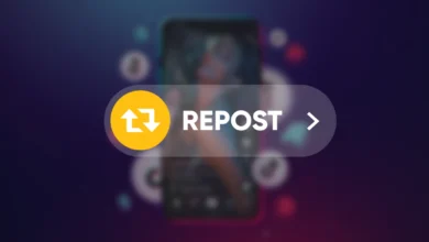 TikTok Repost özelliğini temsil eden; üzerinde çift ok simgesi bulunan sarı ikon ve video paylaşım butonunu gösteren dijital grafik.