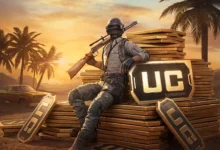 Altın UC jetonlarına yaslanmış kasklı PUBG Mobile askeri.