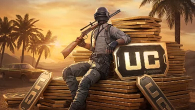Altın UC jetonlarına yaslanmış kasklı PUBG Mobile askeri.