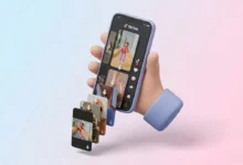TikTok otomatik kaydırma özelliğini simgeleyen, ekrandaki videoların aşağı yönlü oklarla peş peşe dizildiği akıllı telefon ve 3D el.