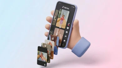 TikTok otomatik kaydırma özelliğini simgeleyen, ekrandaki videoların aşağı yönlü oklarla peş peşe dizildiği akıllı telefon ve 3D el.