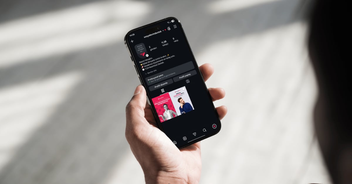 Instagram Plus Üyeliği Hakkında Bilmeniz Gereken Her Şey Akıllı telefonda koyu modda açık olan bir Instagram profil sayfası ve profesyonel pano arayüzü.