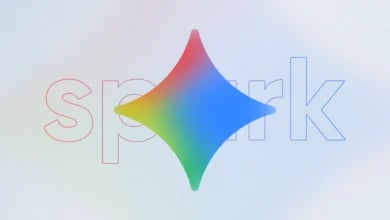 Açık renkli arka planda renkli ışıltı simgesi ve arkasında "spark" yazısı.