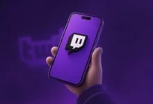 Twitch logosu gösteren akıllı telefonu tutan 3D el.