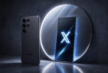 Arka kapağı görünen siyah Samsung telefon ve ekranında parlayan X logosu yer alan akıllı telefon.