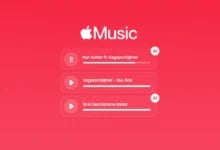 Kırmızı arka planda Apple Music logosu, müzik listesi ve bazı şarkıların üzerinde yer alan "AI" etiketleri.