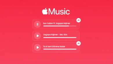Apple Music’te Yapay Zeka İle Müzikler Artık Akıllı Etiketleniyor! Kırmızı arka planda Apple Music logosu, müzik listesi ve bazı şarkıların üzerinde yer alan "AI" etiketleri.