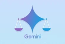 Açık mavi arka planda adalet terazisi şeklinde tasarlanmış Gemini logosu ve altında "Gemini" yazısı.