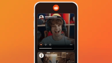 Turuncu arka planda Reddit logosu, dikey video akışı ve etkileşim simgeleri yer alan mobil uygulama arayüzü.