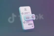TikTok logosu önünde, üzerinde kredi kartından kullanıcıya para transferi simgesi bulunan mesajlaşma ekranlı akıllı telefon.