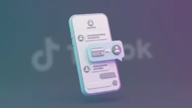 TikTok logosu önünde, üzerinde kredi kartından kullanıcıya para transferi simgesi bulunan mesajlaşma ekranlı akıllı telefon.