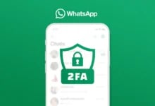 Yeşil arka planda WhatsApp logosu ve sohbet ekranı üzerinde kilit simgeli "2FA" güvenlik kalkanı yer alan akıllı telefon.