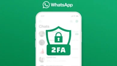 Yeşil arka planda WhatsApp logosu ve sohbet ekranı üzerinde kilit simgeli "2FA" güvenlik kalkanı yer alan akıllı telefon.