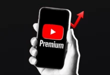 Siyah arka planda ekranda YouTube Premium logosu bulunan akıllı telefon ve arkasında yükselen kırmızı ok simgesi.