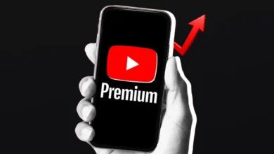 YouTube Premium Yeni Fiyatları ve Özellikleri Detaylı Liste Siyah arka planda ekranda YouTube Premium logosu bulunan akıllı telefon ve arkasında yükselen kırmızı ok simgesi.