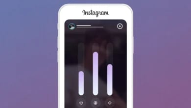 Instagram'da İzlenme, Erişim ve Gösterim Arasındaki Farklar Mor renk geçişli arka planda Instagram logosu, hikaye arayüzü ve üzerinde beğeni, izlenme ile erişim simgeleri bulunan istatistik çubuklu akıllı telefon ekranı.