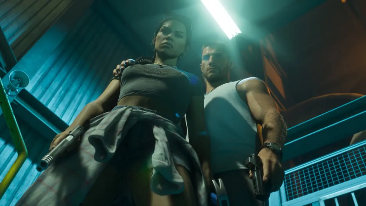 GTA 6 için Yeni Resmi Görseller Paylaşıldı Karanlık bir mekanda ellerinde silahlarla duran Lucia ve Jason karakterlerinin alt açıdan görünümü.