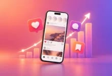 Turuncu-mor renk geçişli arka planda Instagram akışı açık akıllı telefon, etrafında 3D beğeni, yorum ve kaydetme simgeleri ile arkasında yükselen istatistik grafiği ve büyüme oku.