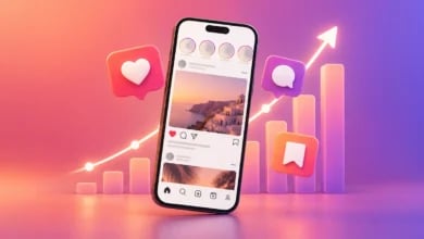 Turuncu-mor renk geçişli arka planda Instagram akışı açık akıllı telefon, etrafında 3D beğeni, yorum ve kaydetme simgeleri ile arkasında yükselen istatistik grafiği ve büyüme oku.