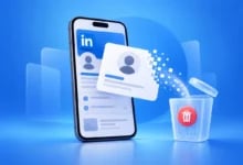 Mavi arka planda LinkedIn profili açık akıllı telefon ve ekrandan ayrılıp piksellenerek çöp kutusuna dökülen profil kartını gösteren 3D tasarım.