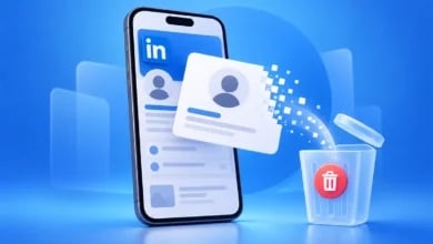 LinkedIn Hesap Silme Rehberi: Adım Adım Profil Kapatma Mavi arka planda LinkedIn profili açık akıllı telefon ve ekrandan ayrılıp piksellenerek çöp kutusuna dökülen profil kartını gösteren 3D tasarım.