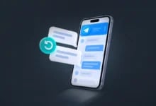 Koyu gri arka planda Telegram sohbet arayüzü açık akıllı telefon, yanında süzülen 3D mesaj balonları ve geri döndürme ok simgesi yer alan tasarım.