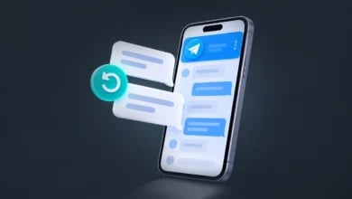 Telegram'da Silinen Mesajları Geri Getirme Yöntemleri Koyu gri arka planda Telegram sohbet arayüzü açık akıllı telefon, yanında süzülen 3D mesaj balonları ve geri döndürme ok simgesi yer alan tasarım.