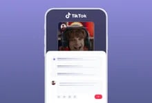 Mor arka planda TikTok logosu, kulaklıklı genç videosu ve alt kısmında açılır yorum penceresi yer alan akıllı telefon ekranı.