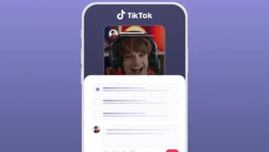 Mor arka planda TikTok logosu, kulaklıklı genç videosu ve alt kısmında açılır yorum penceresi yer alan akıllı telefon ekranı.