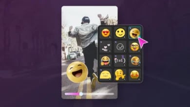 Koyu mor arka planda video düzenleme ekranı, üzerinde 3D emoji ve yanında emoji seçim paneli.