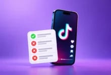 Mor arka planda TikTok logosu açık akıllı telefon ve yanında doğru-yanlış listesi kartı.