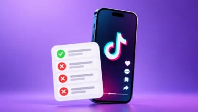 TikTok'ta Fenomen Olma Yolunda Yapılan Hatalar Mor arka planda TikTok logosu açık akıllı telefon ve yanında doğru-yanlış listesi kartı.