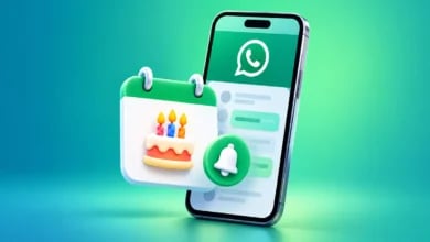 WhatsApp'a Doğum Günü Hatırlatıcısı Özelliği Geliyor Yeşil arka planda WhatsApp arayüzlü akıllı telefon, yanında 3D doğum günü pastalı takvim ve bildirim zili.