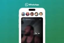 Yeşil arka planda WhatsApp logosu, üstte durum profilleri ve video üzerinde "2x" hızlı oynatma simgesi yer alan akıllı telefon ekranı.