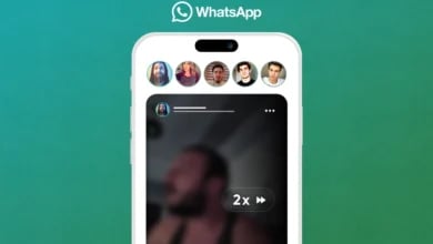 WhatsApp Durum Videolarına 2X Hızlandırma Seçeneği Geliyor Yeşil arka planda WhatsApp logosu, üstte durum profilleri ve video üzerinde "2x" hızlı oynatma simgesi yer alan akıllı telefon ekranı.