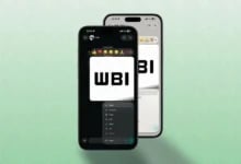 Açık yeşil arka planda WhatsApp sohbet mesajı üzerinde buzlu cam (glassmorphism) efektli menü ve emoji tepkileri bulunan koyu ve açık temalı iki akıllı telefon.
