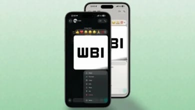 WhatsApp iOS Mesaj Menüsünü Liquid Glass ile Yeniliyor Açık yeşil arka planda WhatsApp sohbet mesajı üzerinde buzlu cam (glassmorphism) efektli menü ve emoji tepkileri bulunan koyu ve açık temalı iki akıllı telefon.