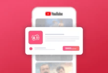 Kırmızı arka planda bulanık YouTube arayüzü ve üzerinde kimlik kartı simgeli bir bildirim penceresi yer alan akıllı telefon ekranı.