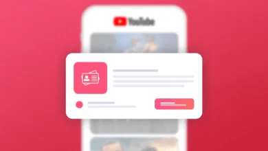 Kırmızı arka planda bulanık YouTube arayüzü ve üzerinde kimlik kartı simgeli bir bildirim penceresi yer alan akıllı telefon ekranı.
