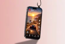 Açık pembe arka planda bir olta kancasına takılı duran, YouTube Shorts arayüzü açık akıllı telefon.