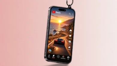 Hook Nedir? YouTube Shorts İçin İlk 3 Saniye Taktikleri Açık pembe arka planda bir olta kancasına takılı duran, YouTube Shorts arayüzü açık akıllı telefon.