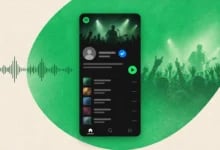 Yeşil konser temalı arka planda mavi tikli Spotify sanatçı profili açık akıllı telefon ve ses dalgaları.