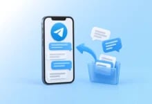 Açık mavi arka planda Telegram sohbet arayüzlü akıllı telefon, yanında 3D klasör, aktarma oku ve mesaj balonları.