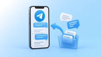 Telegram’da Silinen Mesajları Geri Getirme: %100 Çalışan Yöntemler Açık mavi arka planda Telegram sohbet arayüzlü akıllı telefon, yanında 3D klasör, aktarma oku ve mesaj balonları.