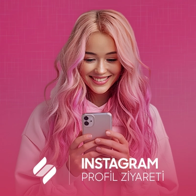 Telefona bakıp gülümseyen pembe saçlı kadın ve Sosyalevin Instagram profil ziyareti yazısı